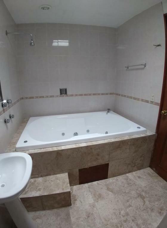 Hotel Omni Morelia Esterno foto